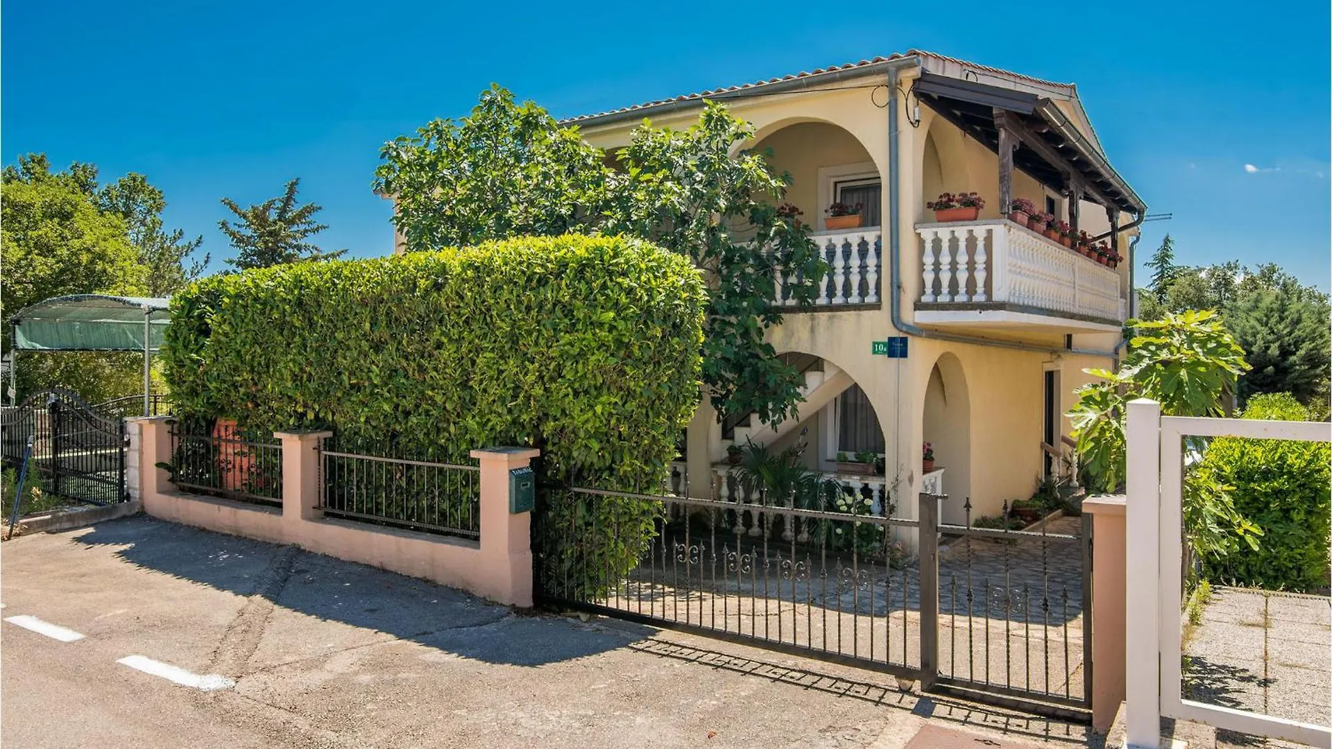2 Bedroom Amazing Apartment In Pinezici